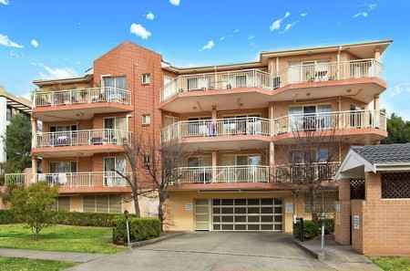 Walking Distance to Shops and Station