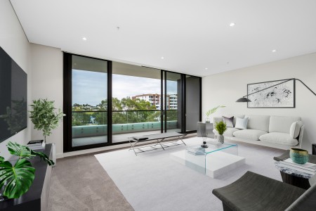 LUXURY LIVING IN PRIME LOCATION !!!