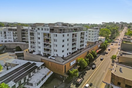 Light-Filled Apartment Close to Shops, Schools & Train Station