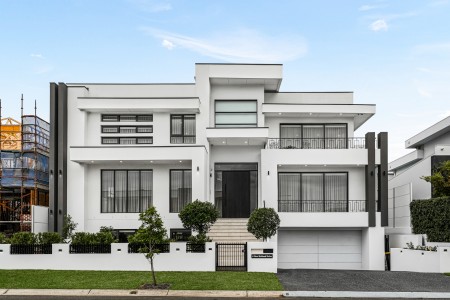 Majestic Bella Vista Waters Residence with Exceptional Scale