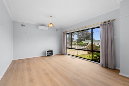Comfortable Family Living in a Quiet Cul-de-Sac Location