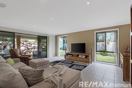 43 Ashford Circuit, Petrie, QLD 4502