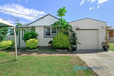 Fully renovated, beautiful presentation ! zoned R4