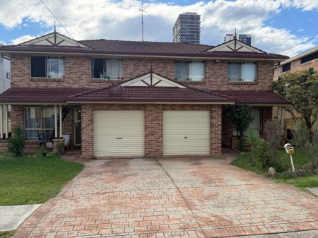 SPACIOUS BACK YARD , MINUTES WALK TO CBD