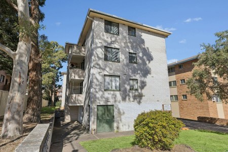 SMALL COMPLEX OF 12