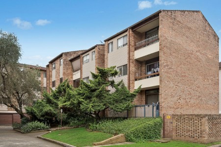 TWO LEVELS OF LIVING + APPROX. 35MÂ² PRIVATE COURTYARD
