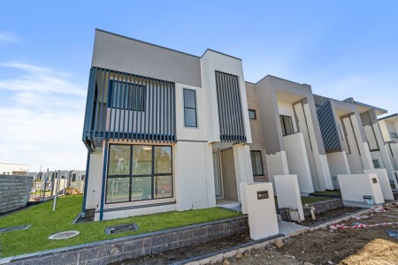 LARGE, STYLISH AND NEW TERRACE HOME