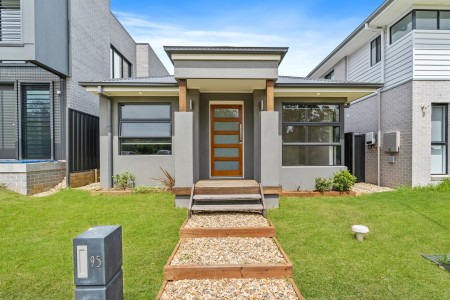 MODERN LIVING MADE EASY - SINGLE LEVEL PERFECTION!