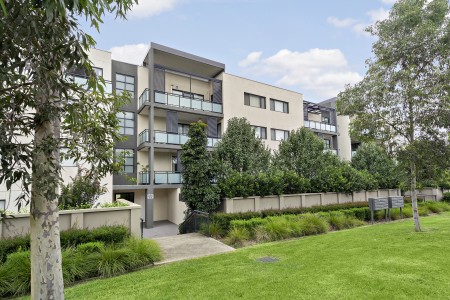 HUGE NORTH/EAST FACING MODERN APARTMENT