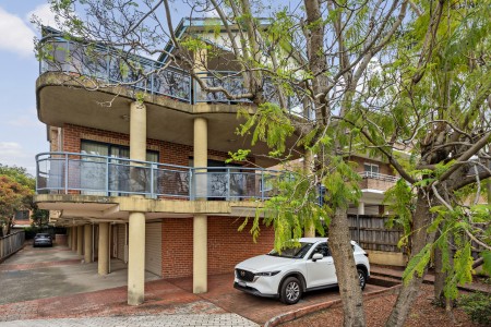 Bright 2 Bedroom Unit