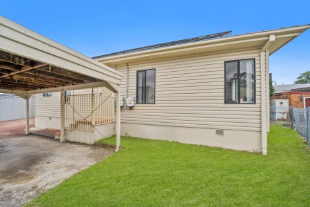 free standing private home, fantastic opportunity!