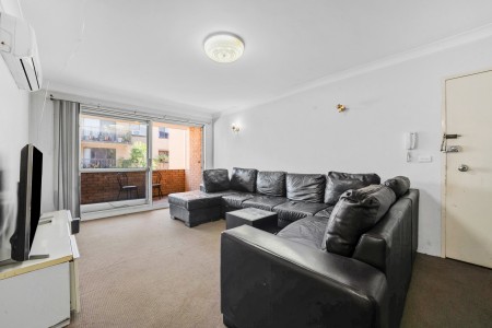 Oversized apartment ready to add your own touches