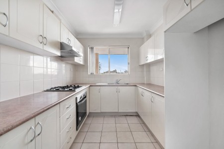 Bright 2 Bedroom Unit