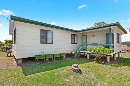 27 Railway Terrace, Crows Nest, QLD 4355