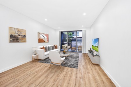 Ground Floor Luxury apartment with a huge private courtyard!