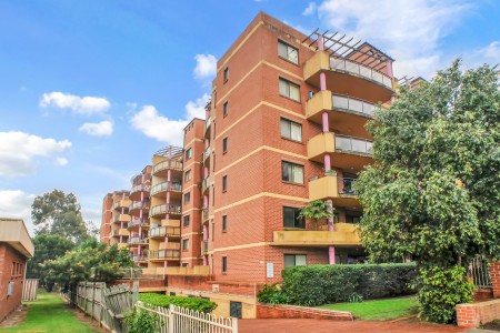 EXCELLENTLY POSITIONED APARTMENT WITHIN CBD