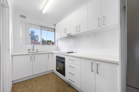 HIGH-QUALITY FULL BRICK APARTMENT