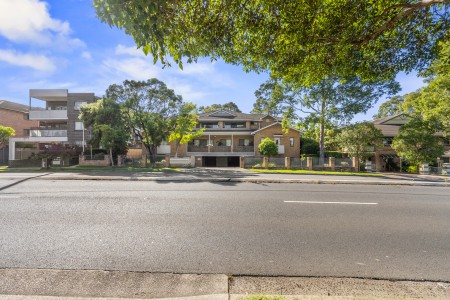 BEAUTIFULLY PRESENTED SECURITY APARTMENT