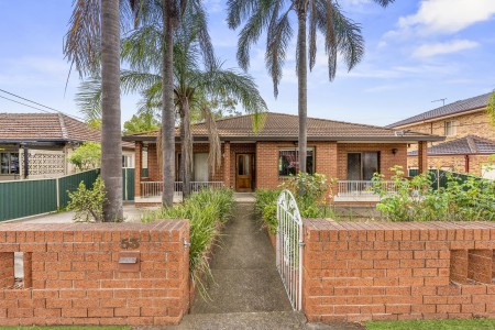 EXPANSIVE LANDHOLDING WITH WIDE FRONTAGE