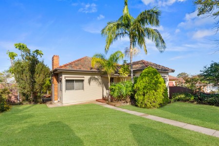 CORNER BLOCK, IDEAL LOCATION
