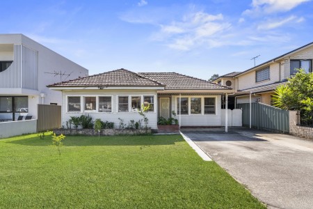 WIDE FRONTAGE FAMILY HOME ON 696.77SQM