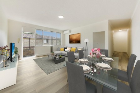 Centrally Located Renovated Two Bedroom Air Conditioned Unit in a Parkside Location!