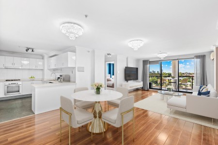 Modern Unit with Air Conditioning and Gas Cooking