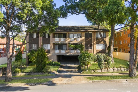 GENEROUS 1-BEDROOM APARTMENT