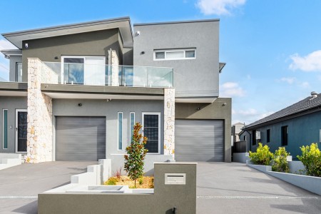 Beautiful 5 Bedroom Home, Fantastic Location, Garden & Pool Maintenance Included!