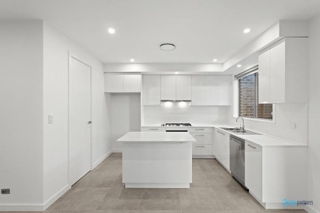 Beautiful Near New 4 Bedroom Duplex, Spacious Living, Ducted Air!