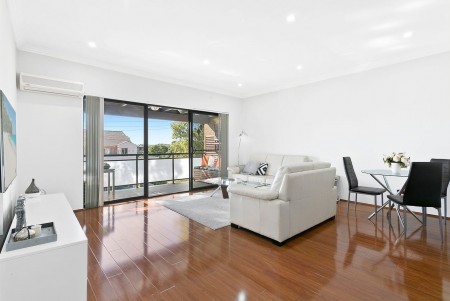 Spacious 2 Bedroom Unit, Fantastic Location!