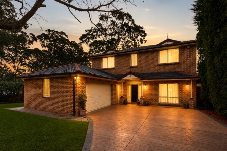 ENORMOUS HOME, CORNER POSITION