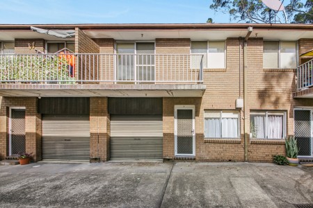 QUIET COMPLEX CLOSE TO SCHOOLS, TRANSPORT AND SHOPS