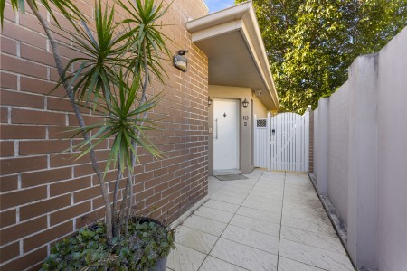 CHIC SINGLE-LEVEL VILLA HOME - OPEN TO VIEW SAT 01/08/2026 @ 12-12.30PM