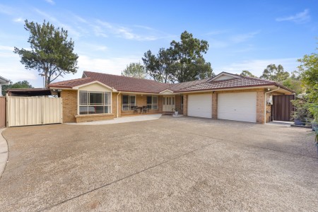 HUGE SINGLE LEVEL HOME, OVERSIZED BLOCK