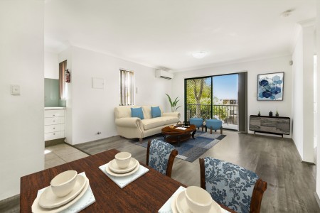 Timber Flooring and Air-Conditioner Plus Gas Cooking!!!