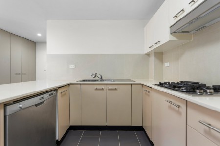 GENEROUS GROUND FLOOR APARTMENT