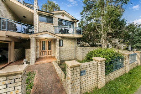 THREE BEDROOM TOWNHOUSE WITH GAS COOKING AND AIRCONDITIONING!