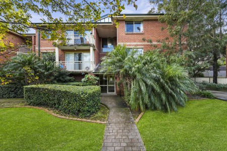 SUPER LOCATION, SOLID UNIT  - OPEN TO VIEW SAT 31/05/2025 @ 1-1.30PM