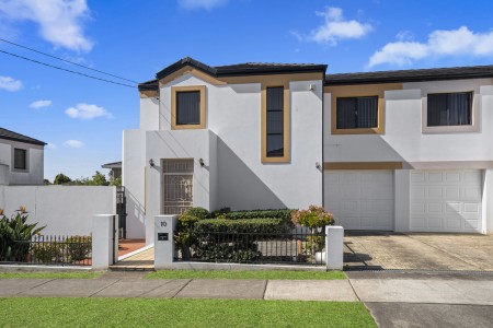 CENTRALLY POSITIONED HOME