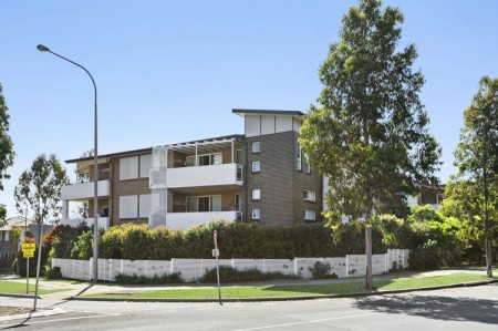 SUN-FILLED GROUND FLOOR UNIT