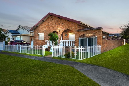 SINGLE-LEVEL, CORNER POSITION