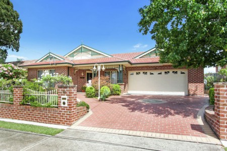 DAZZLING SINGLE LEVEL FAMILY HOME