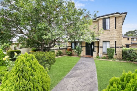 FULL BRICK WITH PRIVATE ENTRANCE FROM THE STREET