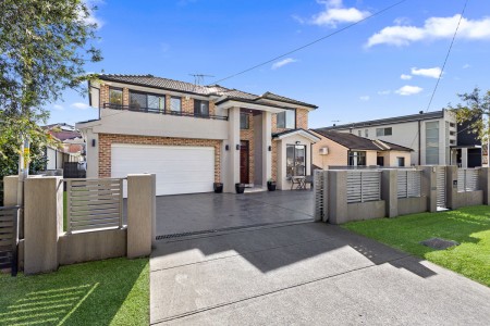 STUNNING DOUBLE-BRICK FAMILY LIVING