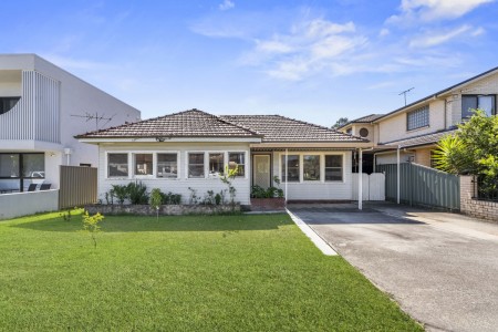 WIDE FRONTAGE FAMILY HOME ON 696.77SQM