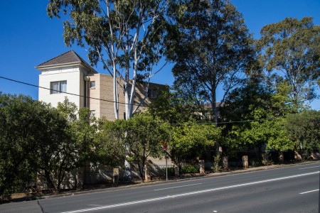 LIGHT-FILLED GROUND FLOOR UNIT