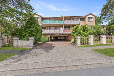 LOVELY LIGHT-FILLED UNIT - PARKING ON BURFORD STREET