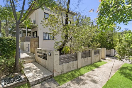 BRIGHT AND FRESH TWO BEDROOM TOWNHOUSE