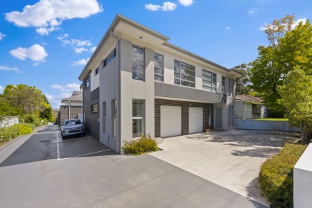MODERN TOWNHOUSE, WALK TO STATION